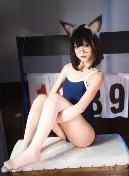 欧美虐剧_十万网红美女美酱